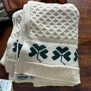 Natural shamrock throw